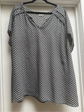 Pleione Black and White Geometric V-Neck Blouse